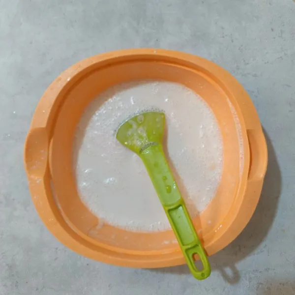Tuang campuran santan ke dalam campuran tepung. Aduk hingga tercampur rata.