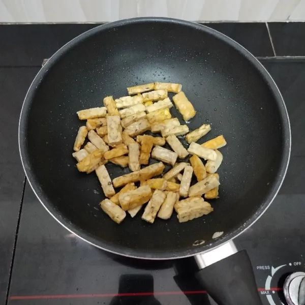 Potong panjang tempe, lalu goreng hingga matang, tiriskan.