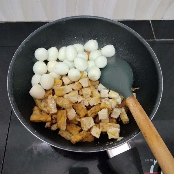 Setelah itu masukkan tahu, tempe dan telur puyuh. Aduk rata.