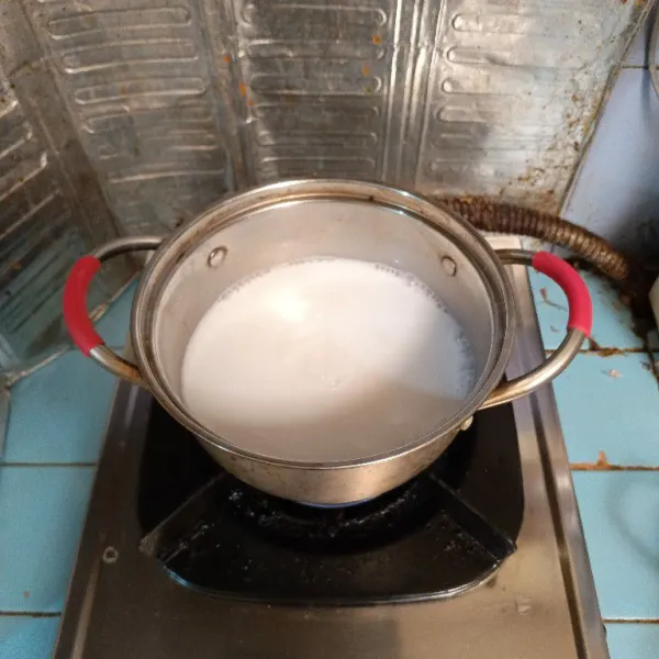 Masukkan santan dan gula halus dalam panci, lalu masak hingga hangat. Matikan api. Sisihkan.