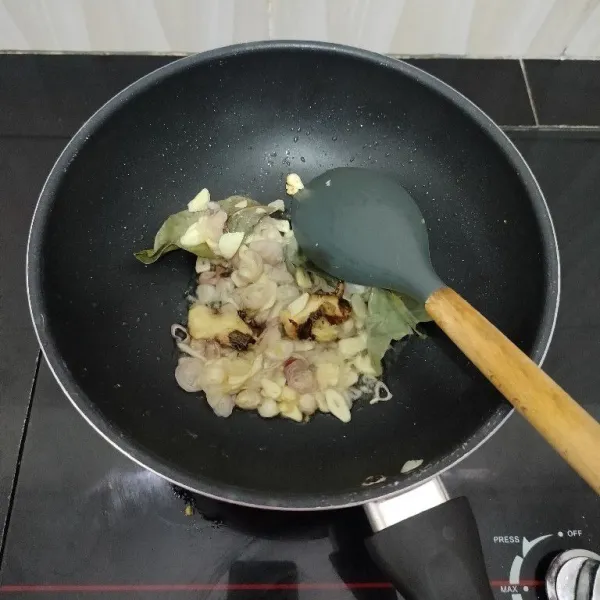 Panaskan minyak secukupnya. Tumis bawang merah, bawang putih, daun salam dan lengkuas hingga harum.