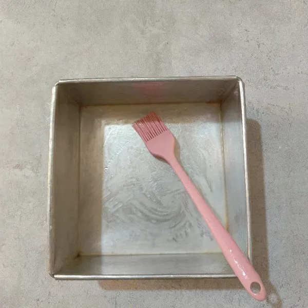 Olesi loyang dengan minyak sayur.