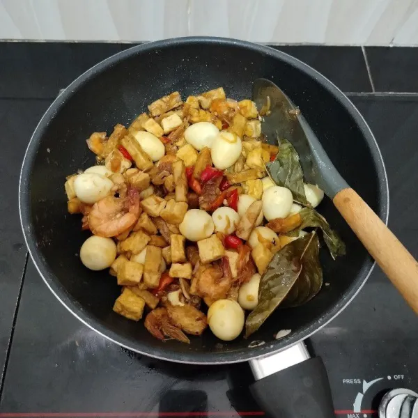 Masak hingga bumbu meresap, lalu angkat.