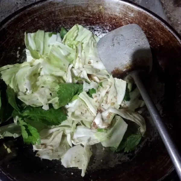 Tambahkan kubis, daun seledri dan daun pre, aduk rata hingga sedikit layu