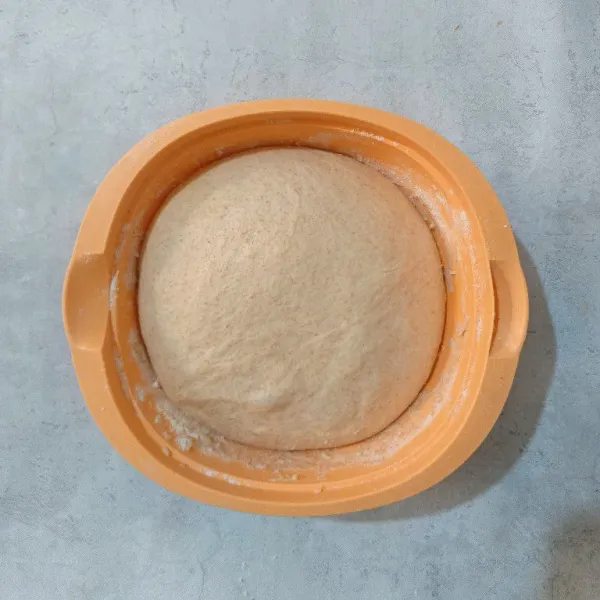 Istirahatkan adonan selama 40-45 menit atau sampai mengembang dua kali lipat. Setelah mengembang kempiskan adonan.