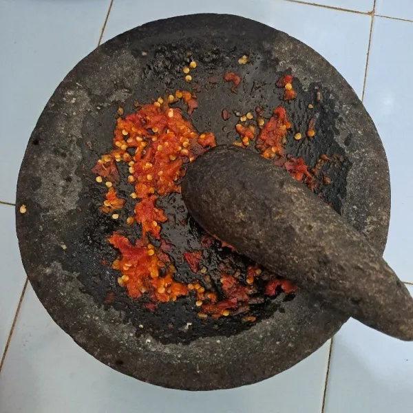 Haluskan cabe merah, cabe rawit, bawang merah, bawang putih dan kemiri