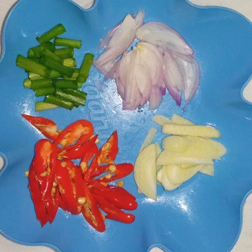 Lalu iris iris bawang merah, bawang putih, cabai rawit, dan bawang daun.