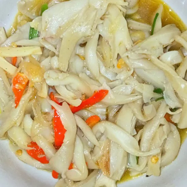 Terakhir, masukan jamur yang sudah di tiriskan lalu tumis hingga matang, tidak perlu ditambahkan air karna jamur itu akan mengeluarkan air.