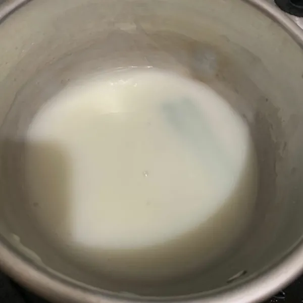 Beri air dan garam. Masak dan tunggu mendidih lalu beri larutan maizena hingga kekentalan sesuai selera