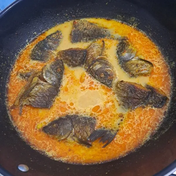 Masukan ikan ke dalam kuah satu persatu, aduk sebentar sampai meresap, jangan terlalu lama agar ikan tidak menjadi lembek, kemudian angkat dan sajikan.