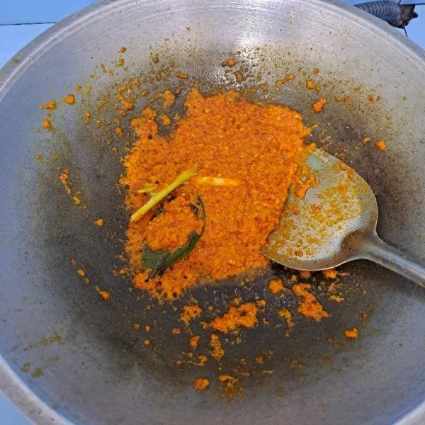 Lalu masukan daun salam dan sereh, masak sampai matang dan harum.