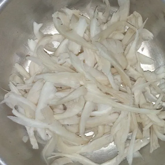 Buang air rendaman, lalu bilas dengan air bersih, lalu peras jamurnya hingga mengeluarkan air dan tiriskan.