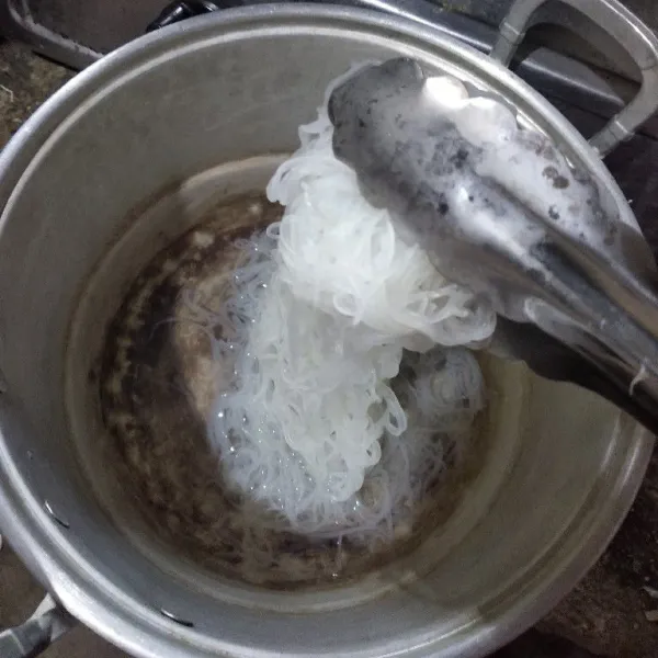 Rebus bihun hingga lunak, bilas dengan air bersih dan tiriskan