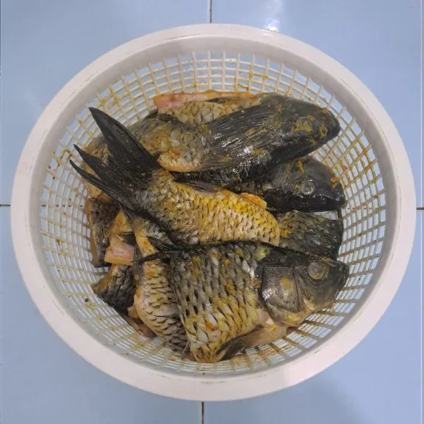 Cuci bersih ikan kemudian di marinasi sebentar.