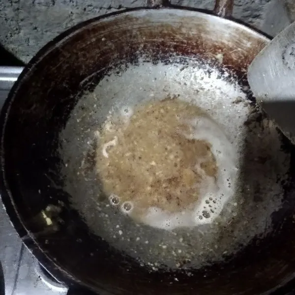 Tumis bumbu halus hingga harum, tambahkan air.