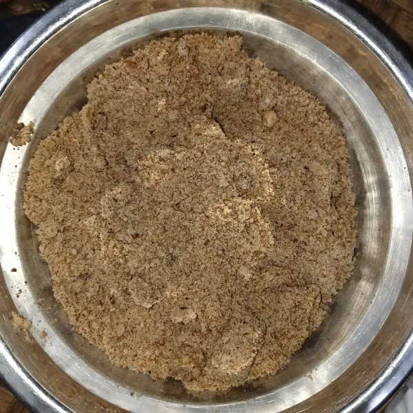 Haluskan kacang yang sudah digoreng