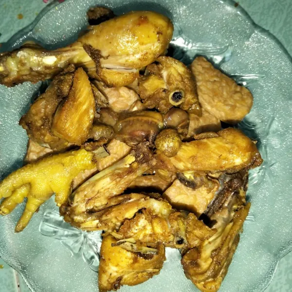 Goreng ayam sampai setengah matang.