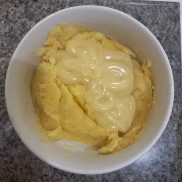 Campurkan tape singkong dengan kental manis, buang sumbunya