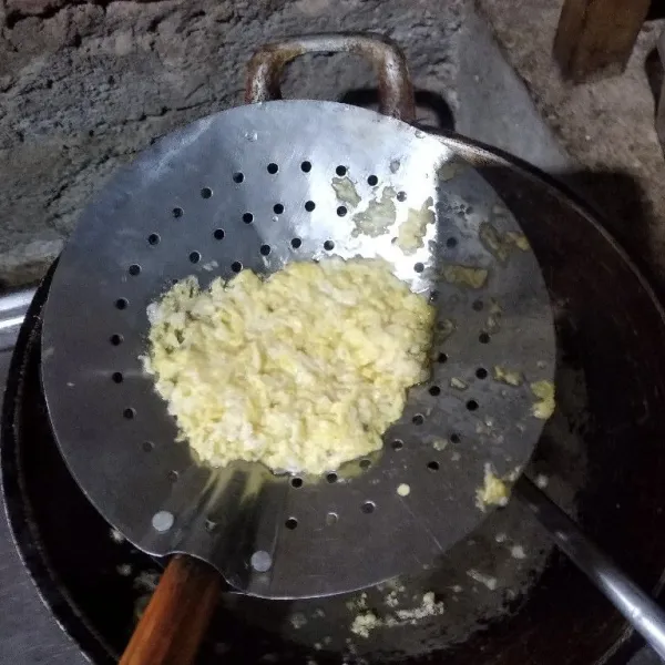 Orak arik telur dengan sedikit minyak hingga matang. Tiriskan dan sisihkan