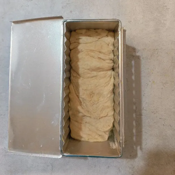 Masukkan adonan ke dalam loyang yang sudah dioles tipis margarin. Panggang dalam oven suhu 175°C selama 20 menit atau sampai matang sesuaikan dengan oven masing-masing.