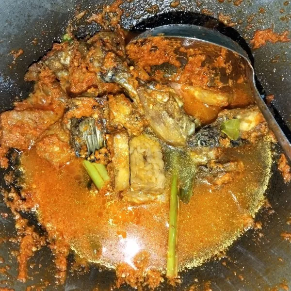 Tambahkan air dan biarkan sampai mendidih sambil diaduk sesekali. Tambahkan garam dan penyedap. Masak sampai air menyusut.