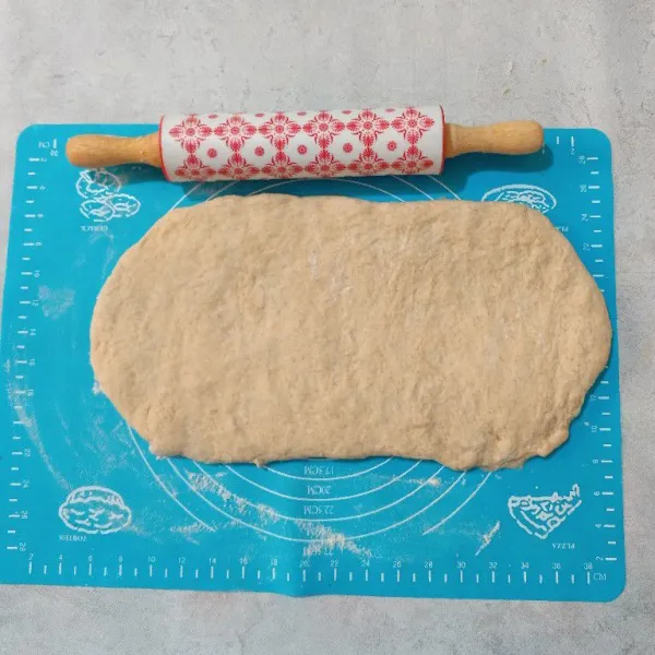 Ambil adonan secukupnya, lalu pipihkan menggunakan rolling pin. Kemudian gulung.