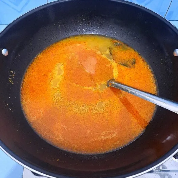 Lalu tambahkan air sedikit demi sedikit, tambahkan garam, gula dan penyedap dan santan aduk perlahan agar santan tidak pecah dan matang lalu koreksi rasa.