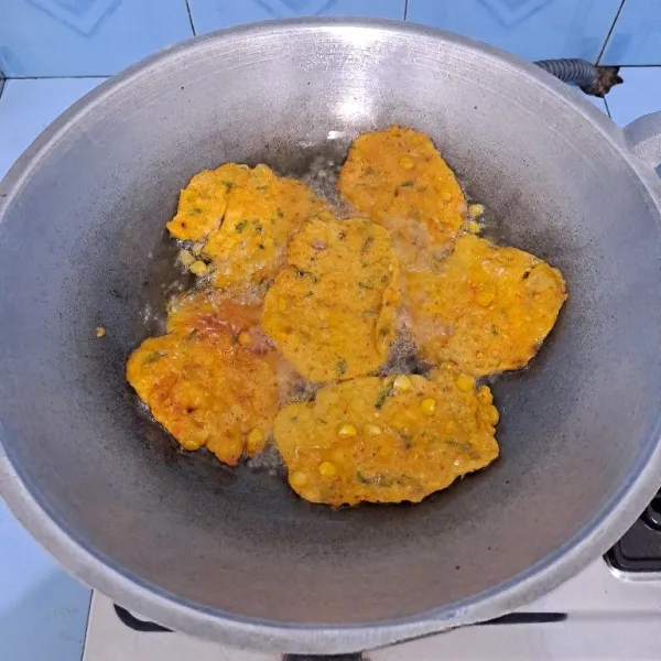 Goreng dalam minyak panas dengan api sedang agar bakwan jagung tidak cepat gosong, bulak balik agar matangnya merata.