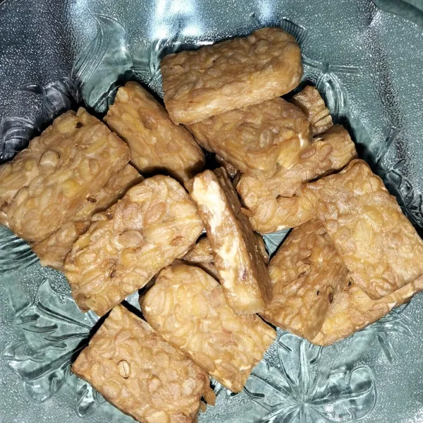 Goreng tempe sampai kuning kecoklatan.