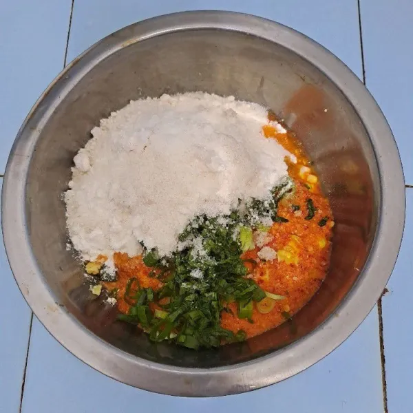 Pipil jagung lalu campurkan semua bahan ke dalam wadah, tambahkan potongan daun bawang dan seledri lalu masukan bumbu.