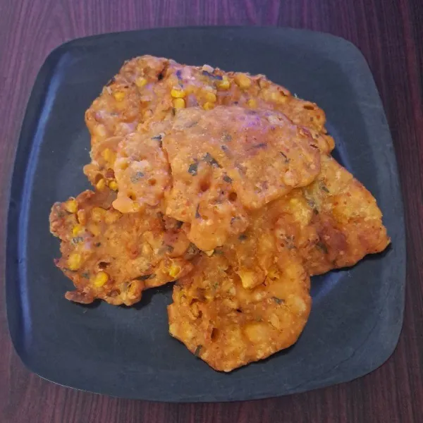 Angkat lalu tiriskan, bakwan jagung siap di hidangkan sebagai cemilan ataupun lauk pendamping makan.