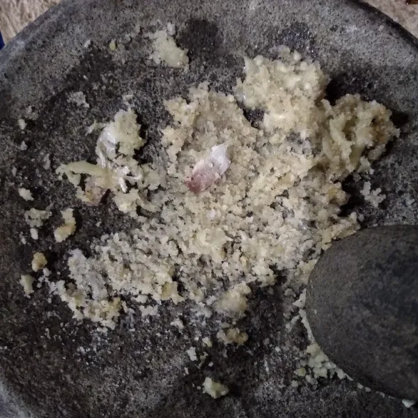 Ulegh semua bumbu halusnya, sisihkan