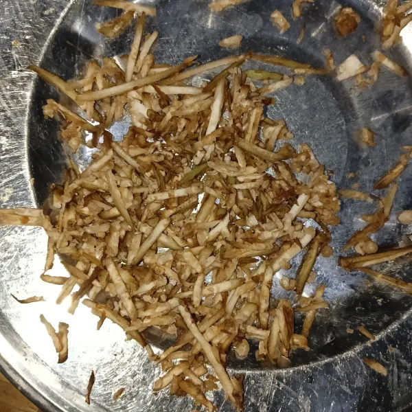 Kupas dan cincang sedikit pisang muda