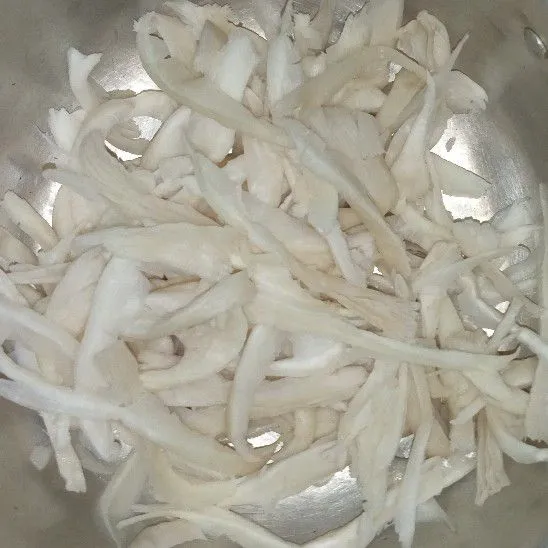 Rendam jamur menggunakan air garam, dan didiamkan selama 5 menit.