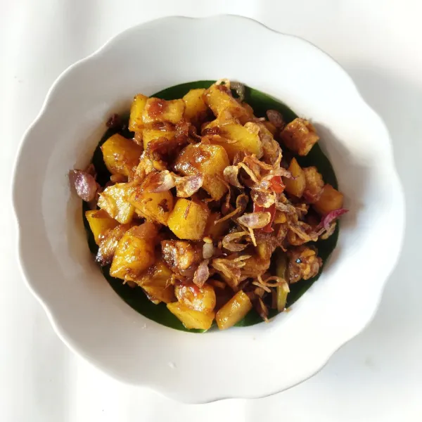 Masukkan kentang, tahu, dan tempe lalu aduk rata, tambahkan air dan semua bumbu, masak sampai bumbu asat, icip rasa, angkat,   dan sajikan.