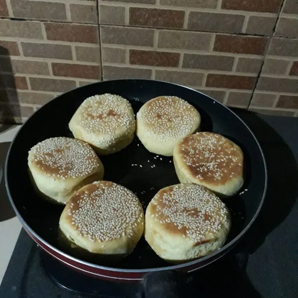 Kemudian panggang dengan api kecil hingga bagian bawah matang. Balik roti dan masak kembali hingga kedua sisi matang.