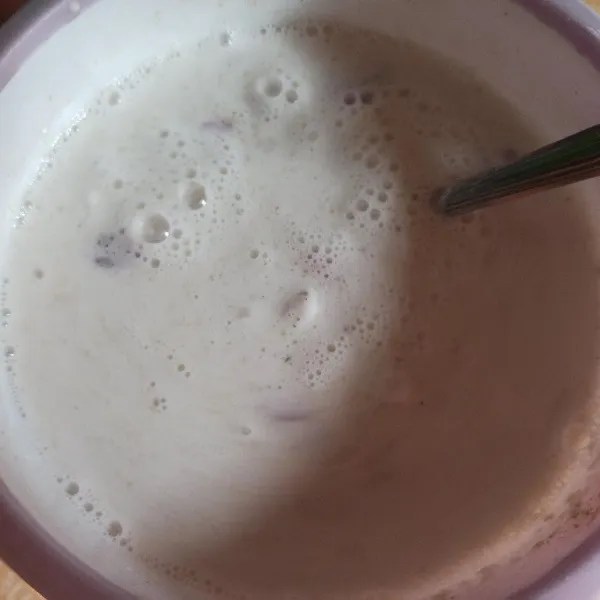 Di wadah lain campur air, tepung beras, garam, gula, kaldu bubuk, dan lada bubuk aduk hingga tercampur rata.