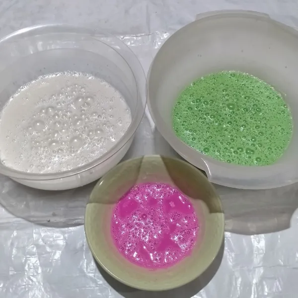 Bagi adonan menjadi 3 bagian. 2 adonan sama banyak dan 1 adonan sekitar 100ml. Untuk 2 adonan sama banyak beri warna putih dan warna hijau. Untuk warna putih tambahkan pewarna putih yang sudah dilarutkan. Untuk warna hijau dari adonan yang dicampur pasta pandan, pewarna hijau dan sedikit pewarna hitam. Sisa adonan yang 100ml beri pewarna merah dan sedikit pewarna hitam.