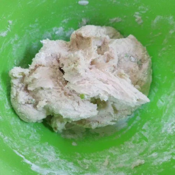 Selanjutnya masukkan tepung terigu, tapioka, dan daun bawang aduk hingga tercampur rata.