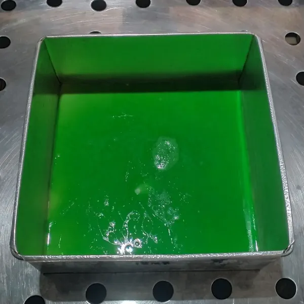 Panaskan kukusan. Masukan 2 sendok sayur adonan hijau ke dalam loyang ukuran 18x18 cm yang sebelumnya sudah dioles tipis dengan minyak goreng. Kukus selama 5 menit.