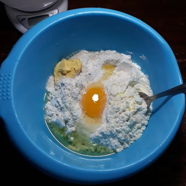 Campurkan semua bahan, kecuali air dan wijen, aduk rata.