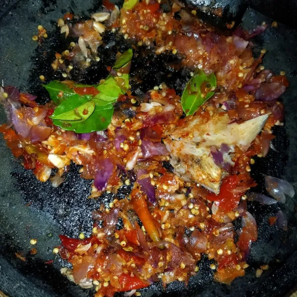 Uleg kasar bahan-bahan bumbu yang dihaluskan.