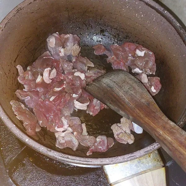 Tumis daging dengan sedikit minyak hingga setengah matang. Sisihkan sebagian.