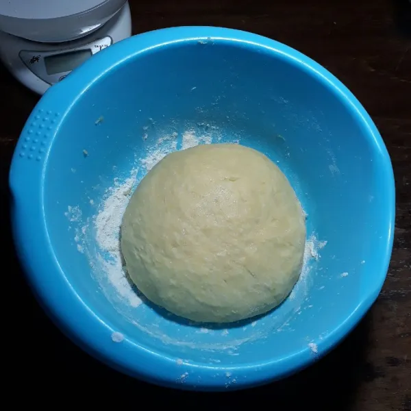 Bulatkan adonan dan taburi tipis terigu. Tutup dan istirahatkan selama 1 jam hingga mengembang.