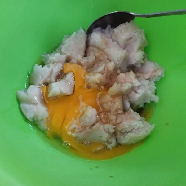 Campur adonan biang yang sudah dingin dengan telur dan kecap asin aduk hingga tercampur rata.