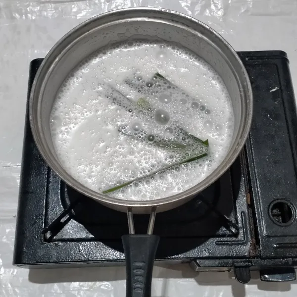 Campurkan santan instan, air matang, gula pasir, garam dan daun pandan. Masak hingga mendidih.