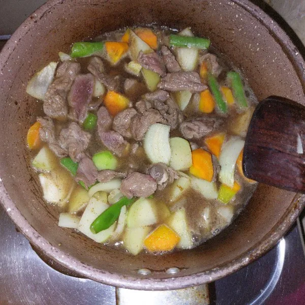 Tambahkan air, seasoning, dan daging yang diangkat sebelumnya.