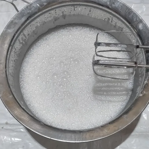 Masukan santan yang sudah tidak terlalu panas ke dalam campuran tepung,kocok hingga semua bahan tercampur rata dan tidak ada yang bergerindil. Bisa menggunakan mixer atau whisk.