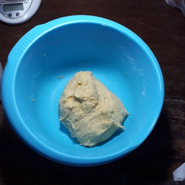 Tambahkan air, uleni hingga rata.