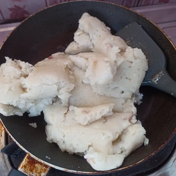 Tuang campuran tepung beras tadi kedalam tumisan bawang aduk hingga tercampur rata dan berbentuk adonan. Sisihkan terlebih dahulu dan diamkan hingga hangat.